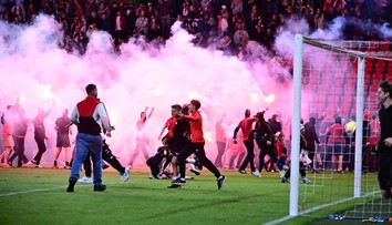 Šialený záver v českom derby. Slavia mala titul na dosah, fanúšikovia vtrhli na trávnik priskoro