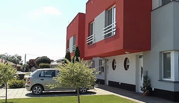 Tragédia v obci Trhová Hradská. V dome našli mŕtvu ženu, na tele mala 20 bodných rán