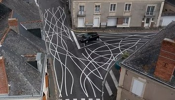 Obec vo Francúzsku nakreslila na cestu spleť čiar. Má to praktický dôvod