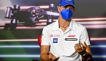 Mick Schumacher bude v F1 rezervným jazdcom tímu Ferrari