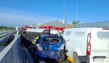 FOTO: Reťazová nehoda na D1 pri Bratislave. Zrazili sa štyri autá