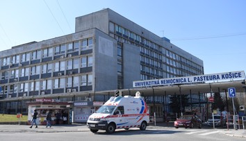 Bratislavská univerzitná nemocnica ponúka tisíce eur zdravotníkom, ktorí podpíšu, že tam odpracujú päť rokov