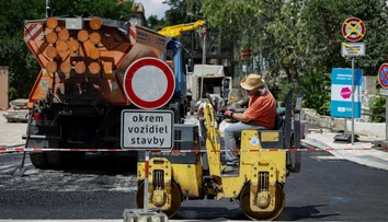 Keď Bratislava stojí, opravujú. Keď sa cesty uvoľnia, končia. Nemalo by to byť práve naopak, pýtajú sa vodiči