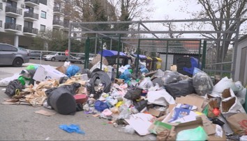 K smetným košom sa v centre Nitry ani nedostanú. Prístup ku kontajnerom blokujú odpadky