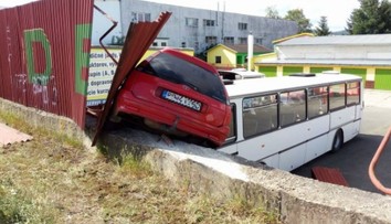 Youtuber, ktorý havaroval opitý, zatiaľ pred súd nejde