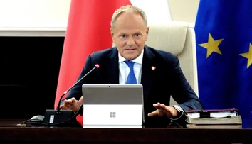Požiar v závode na súčiastky do dronov bol podľa Tuska sabotážou. Ruské hybridné aktivity sa stupňujú