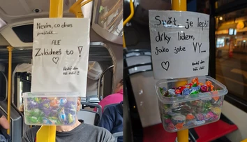 Vodič autobusu necháva cestujúcim odkazy. Jednoduchým gestom im dokáže zlepšiť deň
