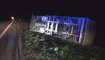 Počasie vyčíňalo aj v ďalších častiach východného Slovenska. Na Soroške strhlo kamióny