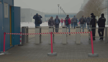 Fabriky už pociťujú výpadky zamestnancov a chystajú krízové plány. Nastúpiť by mohli aj pozitívni