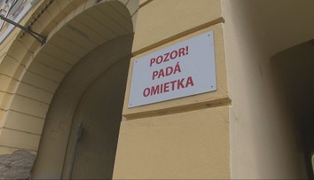 Voda v podkroví a opadávajúca omietka. Župný dom v Nitre sa doslova rúca turistom pred očami