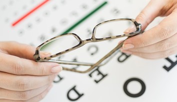 Na trh s liekmi prichádza revolučná novinka. Očné kvapky by mohli nahradiť okuliare