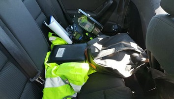 Zaváňa to korupciou. Peniaze v zabudnutom batohu spájajú s čiernymi kšeftami