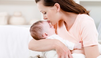 Dvojročný chlapček takmer prišiel o oko. Príčinou mohol byť obyčajný bozk