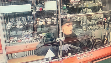 Lupič so zbraňou vtrhol do záložne v Petržalke. O pár sekúnd sklamaný odišiel