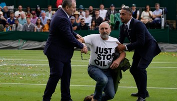 VIDEO: Aktivisti opäť vystrájali. Tentoraz na Wimbledone a s konfetami