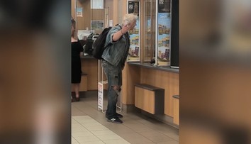 VIDEO: Ľudia na pošte v Česku zažili poriadny šok. Muž agresívne urážal zamestnankyňu