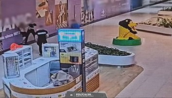 Ďalšia bitka v nákupnom centre. Muž obťažoval návštevníkov a nakoniec napadol člena SBS