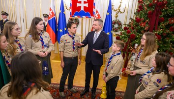 Betlehemské svetlo pricestovalo na Slovensko, prevzal ho prezident