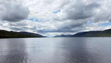 FOTO: Prekvapivý nález v jazere Loch Ness. Satelitná snímka odhalila tri tajuplné objekty