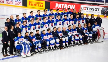 FOTO: Slovenský hokejový tím má za sebou spoločné fotenie. Kto mal najlepší účes?