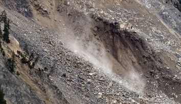 Padajúce skaly ich minuli len o vlások, kvôli hroziacemu nebezpečenstvu evakuovali celú dedinu