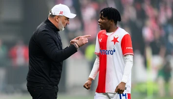 Päť červených kariet v troch stretnutiach. Slavia prehrala prvý zápas v sezóne a nabila Sparte