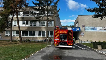 Požiar strechy školy v Prešove. Žiakov evakuovali, na mieste zasahujú záchranné zložky