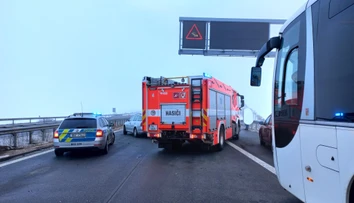 Diaľnicu D1 v Česku zablokovala séria hromadných nehôd. V hmle sa zrazilo až 40 vozidiel