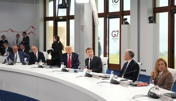 Lídri G7 si mysleli, že ich nikto nepočuje. Mikrofóny zachytili nečakané momenty