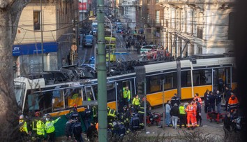 FOTO: Tragická nehoda v Miláne. Po vykoľajení električky hlásia jedného mŕtveho a desiatky zranených