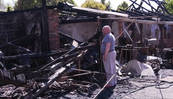 Stačilo pár minút a prišli o všetko. Z horiaceho domu utekala šesťčlenná rodina, dedko pri pohľade na skazu skolaboval