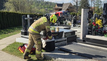 Hasiči zasahovali pod Tatrami. Tentokrát z hrobu vytiahli živého muža, skončil v rukách lekárov