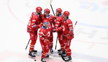 VIDEO: Slováci si v Česku idú po ďalší titul. Tomek hokejkou zázračne vychytal Hudáčka, no postup Třinca nezmaril