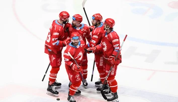 VIDEO: Slováci si v Česku idú po ďalší titul. Tomek hokejkou zázračne vychytal Hudáčka, no postup Třinca nezmaril