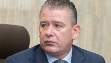 Hádka pokračuje. Nevedia sa zhodnúť, či mal Mikulec právo oboznamovať sa s utajovanými skutočnosťami