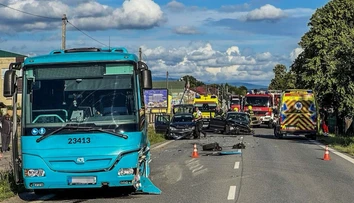 Nehoda autobusu a dvoch áut na východe Slovenska. Úsek bol neprejazdný