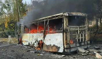 Pri ruskom útoku na ukrajinský Kramatorsk boli zasiahnuté dva autobusy. Hlásia najmenej 12 obetí