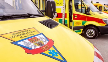 Transport seniorky s tragickým koncom. Žena mala zomrieť po tom, čo záchranárom spadla z nosidiel