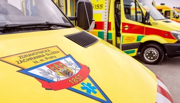 Transport seniorky s tragickým koncom. Žena mala zomrieť po tom, čo záchranárom spadla z nosidiel