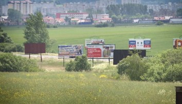 Reklama je už neúnosná. Aktivisti odstraňujú bilbordy a iné nosiče na vlastnú päsť