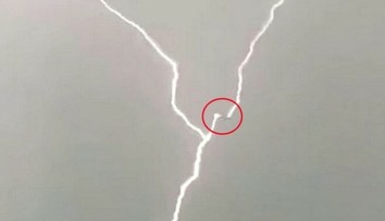 VIDEO: Unikátny okamih. Lietadlo v zlomku sekundy zasiahli tri blesky