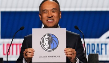 Rarita v draftovej lotérii NBA. Šancu mal menšiu ako dve percentá, Dallas napriek tomu získal prvú voľbu