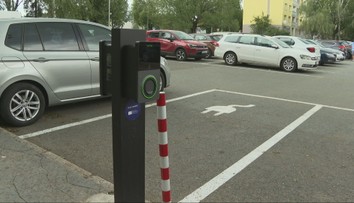 V Prešove spúšťajú nabíjačky elektromobilov pri školách. Nie všetci sú z novinky nadšení
