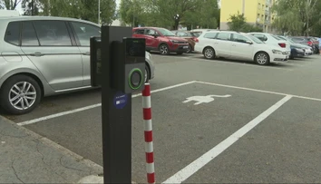 V Prešove spúšťajú nabíjačky elektromobilov pri školách. Nie všetci sú z novinky nadšení