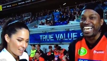 Poriadne ju rozhodil! Hráč balil redaktorku v priamom prenose, teraz musí platiť