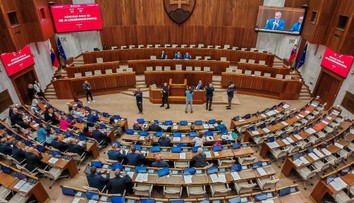 Napätý deň v parlamente. Prešiel návrh o rušení Úradu na ochranu oznamovateľov korupcie, pod oknami bol protest