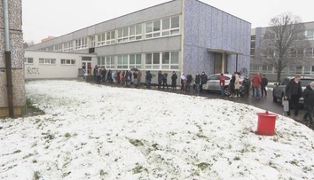 Návrat detí do škôl sprevádzal chaos. Riaditelia čakali v zlom počasí hodiny na pridelenie samotestov