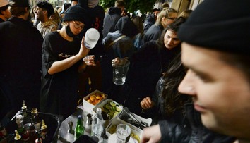 Poliaci už nemusia vonku nosiť rúška, bary otvorili vonkajšie terasy