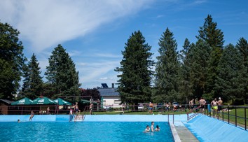 Nebezpečný únik chlóru na kúpalisku. Päťročný chlapec bojuje o život, evakuovali desiatky ľudí