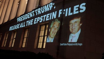 Epstein naznačil, že existujú fotografie, ktoré by Trumpa mohli zničiť.  Špekuluje sa, že sa k nim dostal Putin